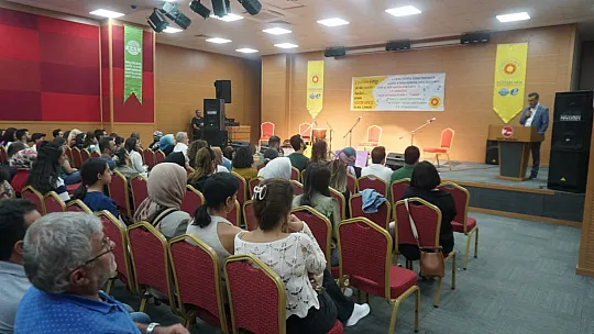 Siirt'te 5 Ekim Dünya Öğretmenler Günü Etkinliği Düzenlendi! Ünlü Sanatçı Sahne Aldı!