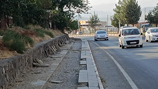 Siirt'te DEDAŞ'ın Yaptığı Çalışma Sonrası Kaldırımlar Kullanılamaz Hale Geldi
