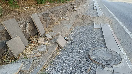 Siirt'te DEDAŞ'ın Yaptığı Çalışma Sonrası Kaldırımlar Kullanılamaz Hale Geldi
