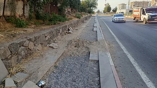 Siirt'te DEDAŞ'ın Yaptığı Çalışma Sonrası Kaldırımlar Kullanılamaz Hale Geldi