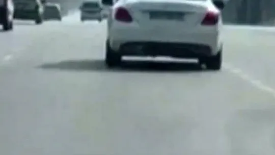 Üstü açık otomobilde tehlikeli yolculuk