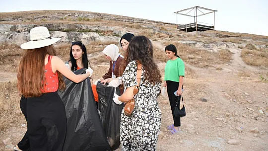 Vanlı gençler Siirt gezisinde tarihi noktalarda çevre temizliği yaptı