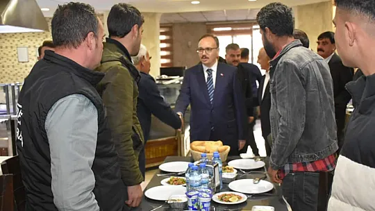 Vali Kızılkaya Siirt'teki romanlarla bir araya geldi