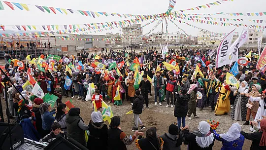 Siirt'te Binlerin Katılımıyla Newroz Kutlandı