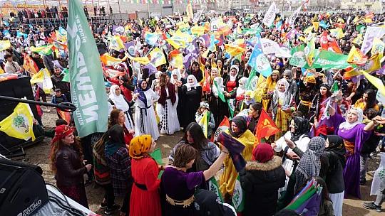 Siirt'te Binlerin Katılımıyla Newroz Kutlandı