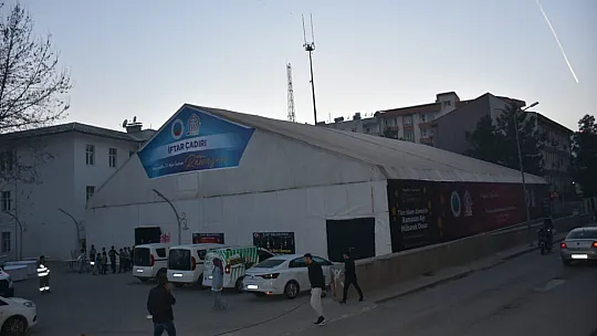 Siirt Belediyesi İftar Çadırı İlk Gün Binlerce Vatandaşı Ağırladı!