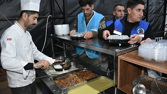 Siirt Belediyesi İftar Çadırı İlk Gün Binlerce Vatandaşı Ağırladı!