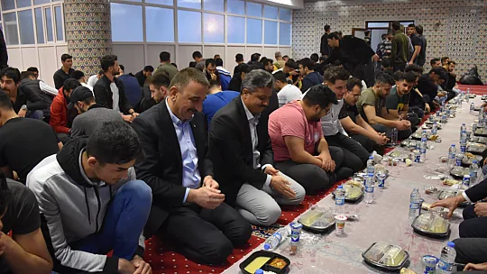 Vali Hacıbektaşoğlu, Üniversite Öğrencileriyle İftarda Bir Araya Geldi