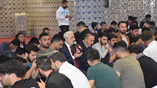 Vali Hacıbektaşoğlu, Üniversite Öğrencileriyle İftarda Bir Araya Geldi