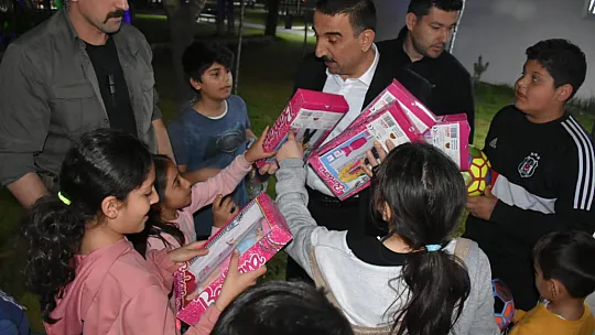 Vali Hacıbektaşoğlu İftar Sonrası Esnafları Ziyaret Etti