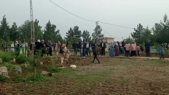 Siirt'te Vatandaşlar Arefe Günü Mezarlıklara Akın Etti!
