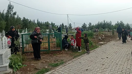 Siirt'te Vatandaşlar Arefe Günü Mezarlıklara Akın Etti!