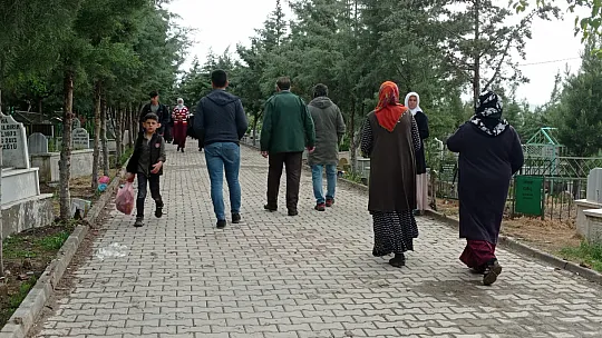 Siirt'te Vatandaşlar Arefe Günü Mezarlıklara Akın Etti!