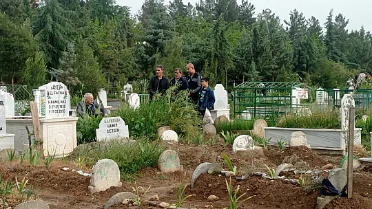 Siirt'te Vatandaşlar Arefe Günü Mezarlıklara Akın Etti!