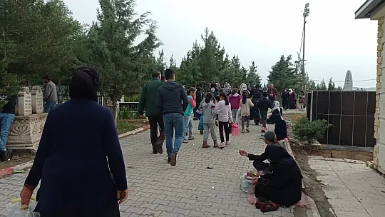 Siirt'te Vatandaşlar Arefe Günü Mezarlıklara Akın Etti!