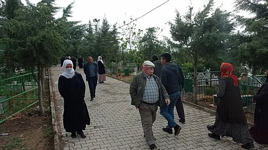 Siirt'te Vatandaşlar Arefe Günü Mezarlıklara Akın Etti!