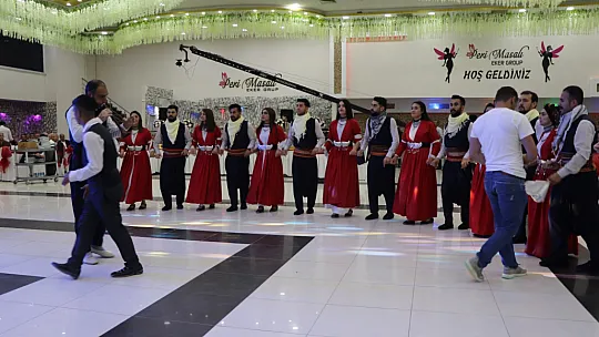 İlçin'lerin Görkemli Düğününe Siyaset, İş Insanları ve Futbolun Duayeni Tanju Çolak Damga Vurdu