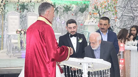 İlçin'lerin Görkemli Düğününe Siyaset, İş Insanları ve Futbolun Duayeni Tanju Çolak Damga Vurdu