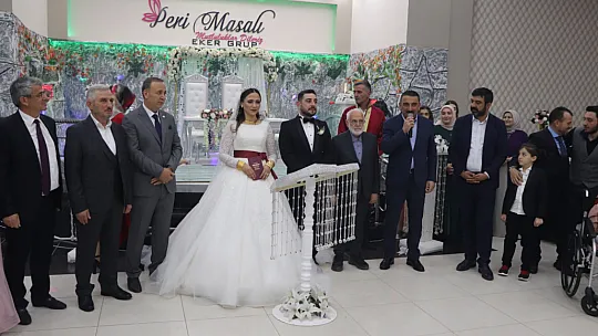 İlçin'lerin Görkemli Düğününe Siyaset, İş Insanları ve Futbolun Duayeni Tanju Çolak Damga Vurdu