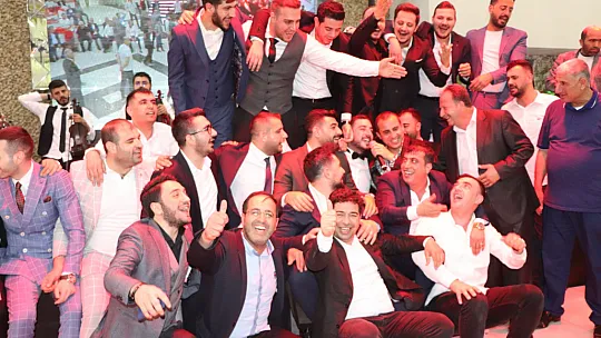 İlçin'lerin Görkemli Düğününe Siyaset, İş Insanları ve Futbolun Duayeni Tanju Çolak Damga Vurdu