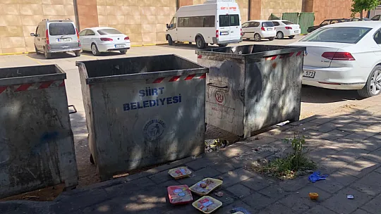 Siirt'te vatandaş isyan etti: Memlekette bir sürü insan yiyecek ekmek bulamazken hazır gıdaları çöpe atmışlar