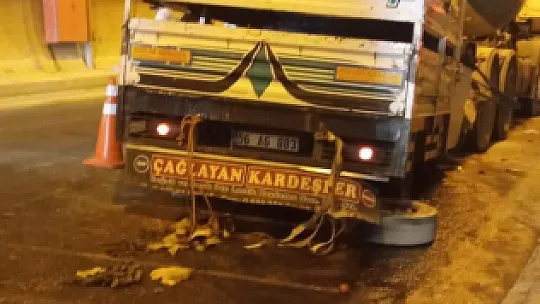Siirtli Transit Sürücüsü Beton Mikserine Arkadan Çarptı! 1 Ağır Yaralı