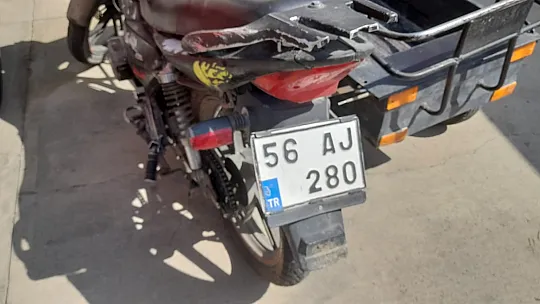 Siirt'te Yoldan Çıkan Motor Kaldırıma Çarptı! Motor Sürücüsü Ağır Yaralandı