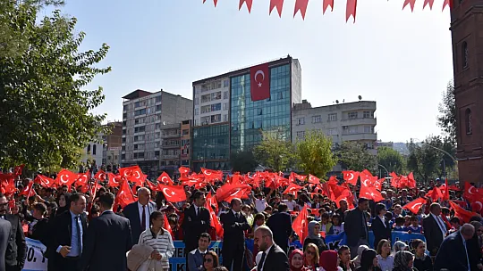Siirt'te 29 Ekim Cumhuriyet Bayramı Coşkuyla Kutlandı! 7'den 70'e Herkes Meydandaydı