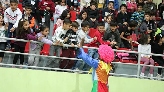 Siirtliler Dünyaca Ünlü Milano Sirki'ni İzledi