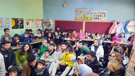 Siirt Üniversitesi Öğrencilerinden Köy Okulu Öğrencilerine Karne Hediyesi