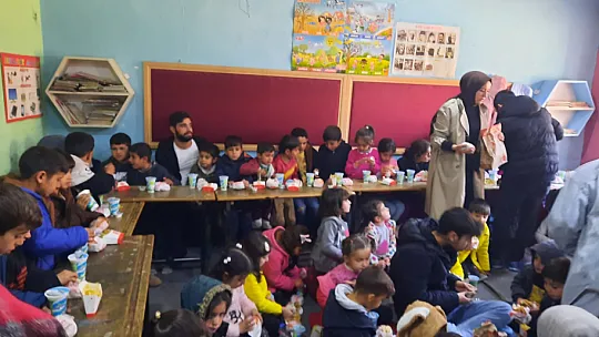 Siirt Üniversitesi Öğrencilerinden Köy Okulu Öğrencilerine Karne Hediyesi