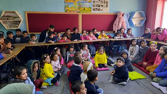 Siirt Üniversitesi Öğrencilerinden Köy Okulu Öğrencilerine Karne Hediyesi