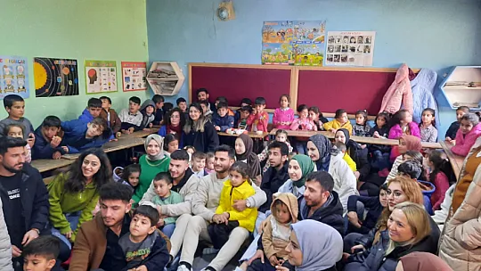 Siirt Üniversitesi Öğrencilerinden Köy Okulu Öğrencilerine Karne Hediyesi