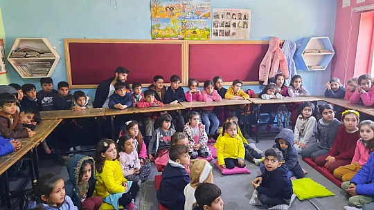 Siirt Üniversitesi Öğrencilerinden Köy Okulu Öğrencilerine Karne Hediyesi