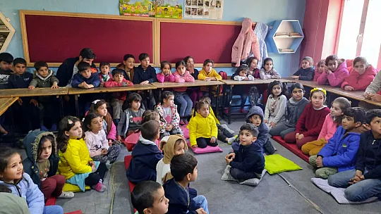 Siirt Üniversitesi Öğrencilerinden Köy Okulu Öğrencilerine Karne Hediyesi