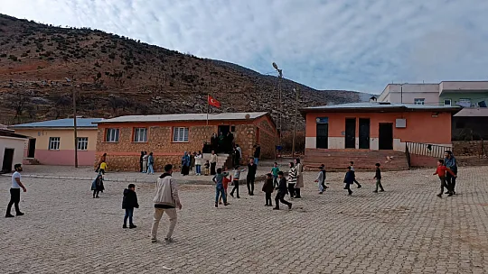 Siirt Üniversitesi Öğrencilerinden Köy Okulu Öğrencilerine Karne Hediyesi