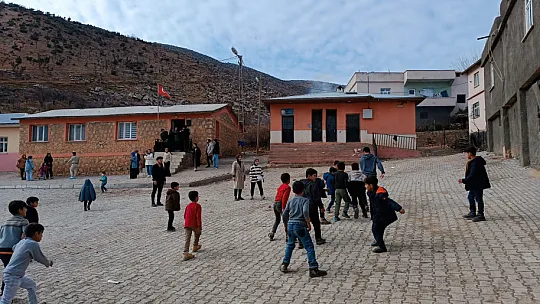 Siirt Üniversitesi Öğrencilerinden Köy Okulu Öğrencilerine Karne Hediyesi