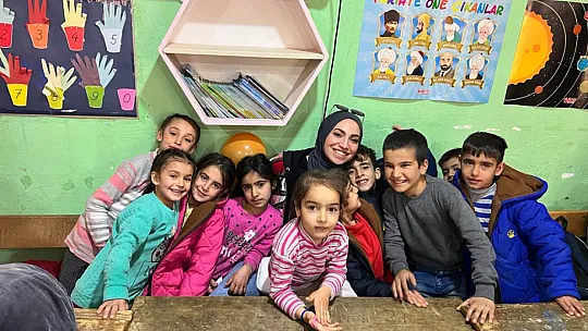 Siirt Üniversitesi Öğrencilerinden Köy Okulu Öğrencilerine Karne Hediyesi