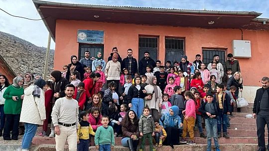 Siirt Üniversitesi Öğrencilerinden Köy Okulu Öğrencilerine Karne Hediyesi