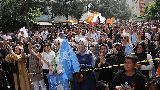 AK Parti'nin Kurtalan Mitingine Yoğun İlgi