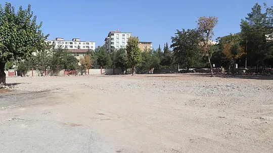 Siirt Belediyesi Atıl Durumda Olan İki Açık Alanı Otopark Yapıyor!