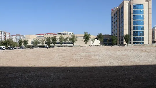 Siirt Belediyesi Atıl Durumda Olan İki Açık Alanı Otopark Yapıyor!