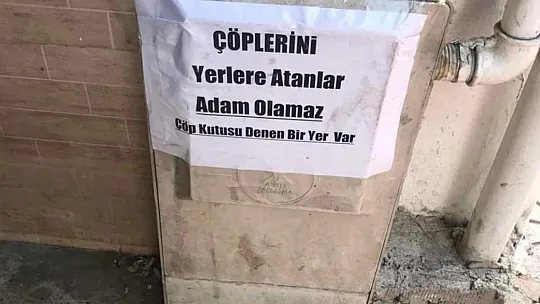 Siirt'te çöpü yanı başındaki çöp bidonlarına dökmeyip insanların geçtiği kaldırıma döktü