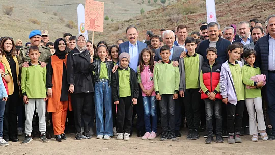 Siirt'te Cumhuriyetimizin 100'üncü Yılında Binlerce Fidan Toprakla Buluşturuldu