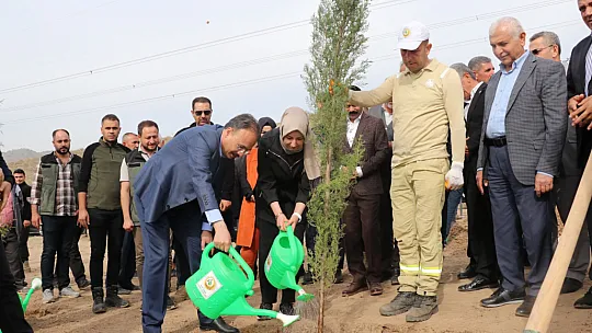 Siirt'te Cumhuriyetimizin 100'üncü Yılında Binlerce Fidan Toprakla Buluşturuldu