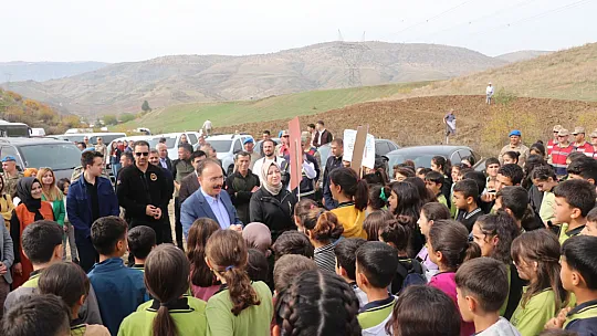 Siirt'te Cumhuriyetimizin 100'üncü Yılında Binlerce Fidan Toprakla Buluşturuldu