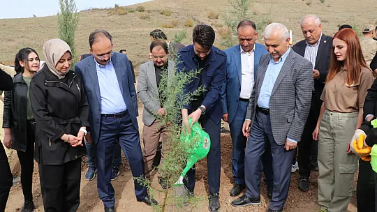 Siirt'te Cumhuriyetimizin 100'üncü Yılında Binlerce Fidan Toprakla Buluşturuldu