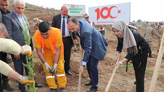 Siirt'te Cumhuriyetimizin 100'üncü Yılında Binlerce Fidan Toprakla Buluşturuldu