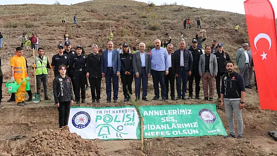Siirt'te Cumhuriyetimizin 100'üncü Yılında Binlerce Fidan Toprakla Buluşturuldu