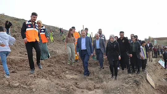 Siirt'te Cumhuriyetimizin 100'üncü Yılında Binlerce Fidan Toprakla Buluşturuldu